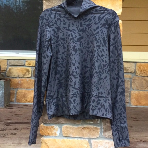 Leopard printed long sleeve athletic shirt by Carrie Underwood brand concert🌷 - Picture 2 of 7